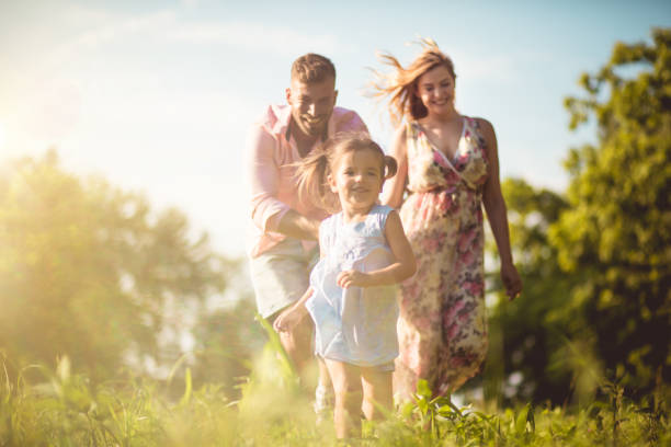 bieganie za darmo. - family walking child park zdjęcia i obrazy z banku zdjęć