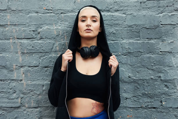 私はフィットネスと健康のライフスタイルを選択します - headphones women tattoo music ストックフォトと画像