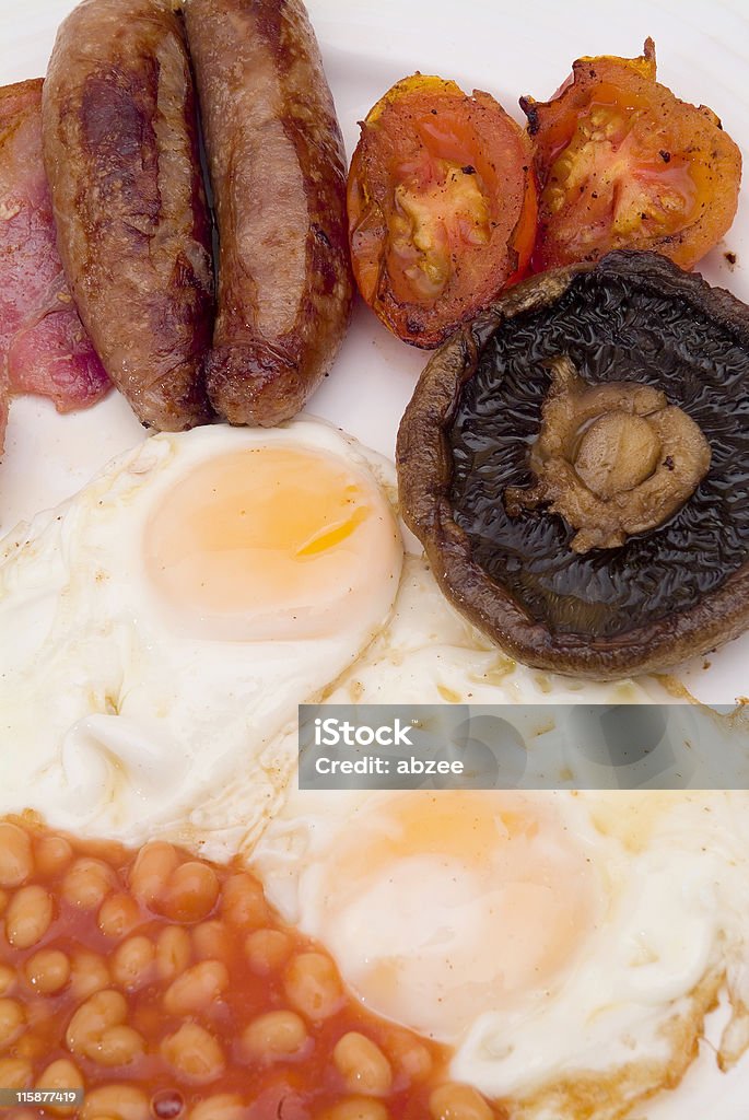 Haricots d'œufs, de saucisses et de champignons petit déjeuner anglais - Photo de Aliment frit libre de droits