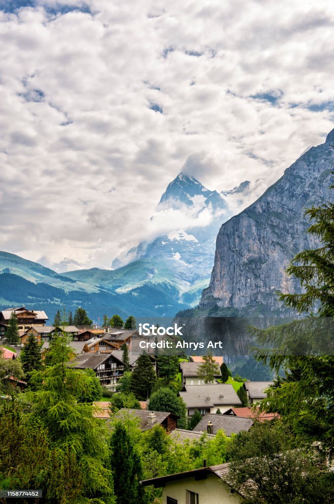 Làng Núi Xinh Đẹp Thụy Sĩ Với Nền Alps Hình ảnh Sẵn có - Tải xuống Hình ảnh  Ngay bây giờ - Alpes Thụy Sĩ, Anpơ, Băng - Nước đông lạnh - iStock