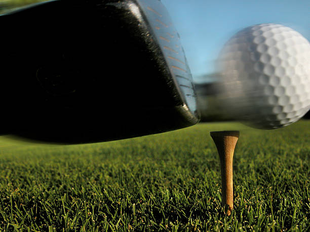 swing de golf-ball en mouvement - golf golf club golf swing tee photos et images de collection