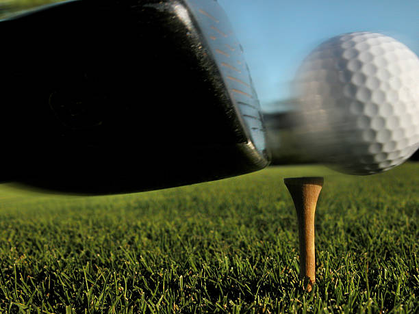 golf swing-bola em movimento - golf swing golf golf club golf ball - fotografias e filmes do acervo