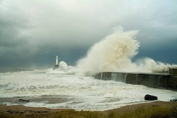 super power des meer - pier sea storm nature stock-fotos und bilder
