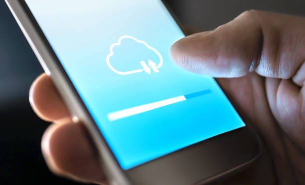 Cloud service for file storage and backup online. Data transfer in mobile phone app with modern wireless technology. Uploading, downloading or sync. Loading information to network. Computing concept. servicio en la nube para almacenamiento de archivos y copia de seguridad en línea. transferencia de datos en la aplicación de teléfono móvil con tecnología inalámbrica moderna. carga, descarga o sincronización. carga de información a la red.