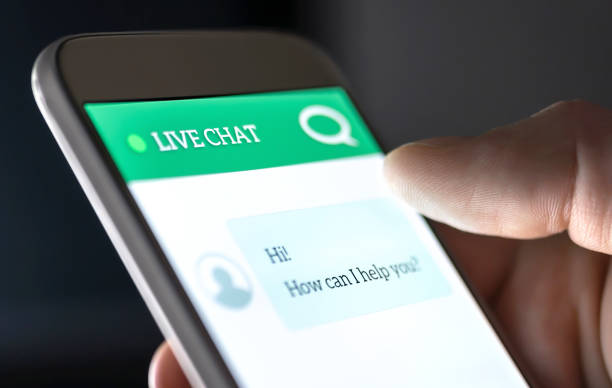 servizio clienti e supporto live chat con chatbot e messaggi automatici o servo umano. assistenza e assistenza con l'app per telefoni cellulari. robot e robot automatizzati. - chat bot foto e immagini stock