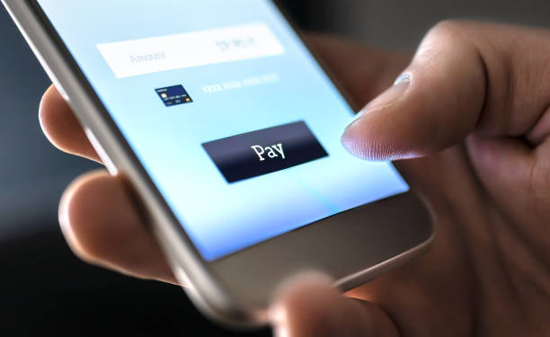mobiles bezahlen mit wallet app und wireless nfc technologie. mann zahlt und kauft mit smartphone-app und kreditkarteninformationen. - brand name mobile payment stock-fotos und bilder