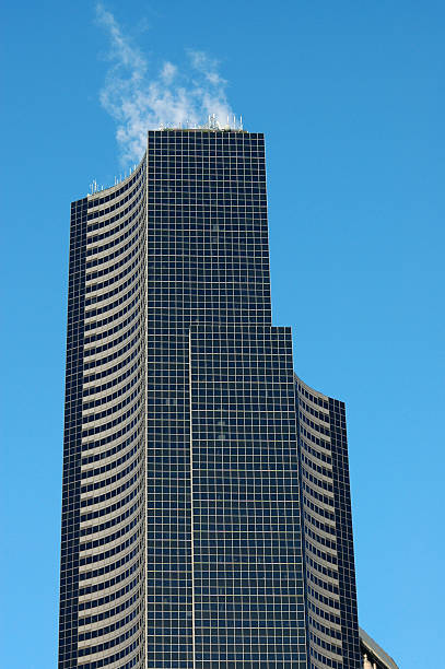 columbia center gratte-ciel avec ciel bleu, seattle, washington - columbia center photos et images de collection