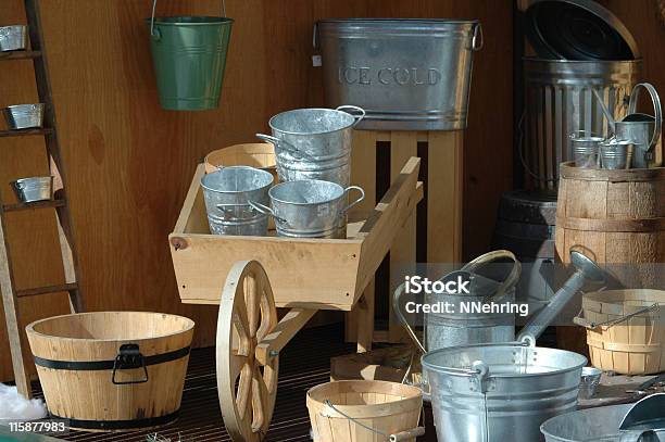 Períodos Cubas Y Cans Foto de stock y más banco de imágenes de Acero - Acero, Barril, Beige