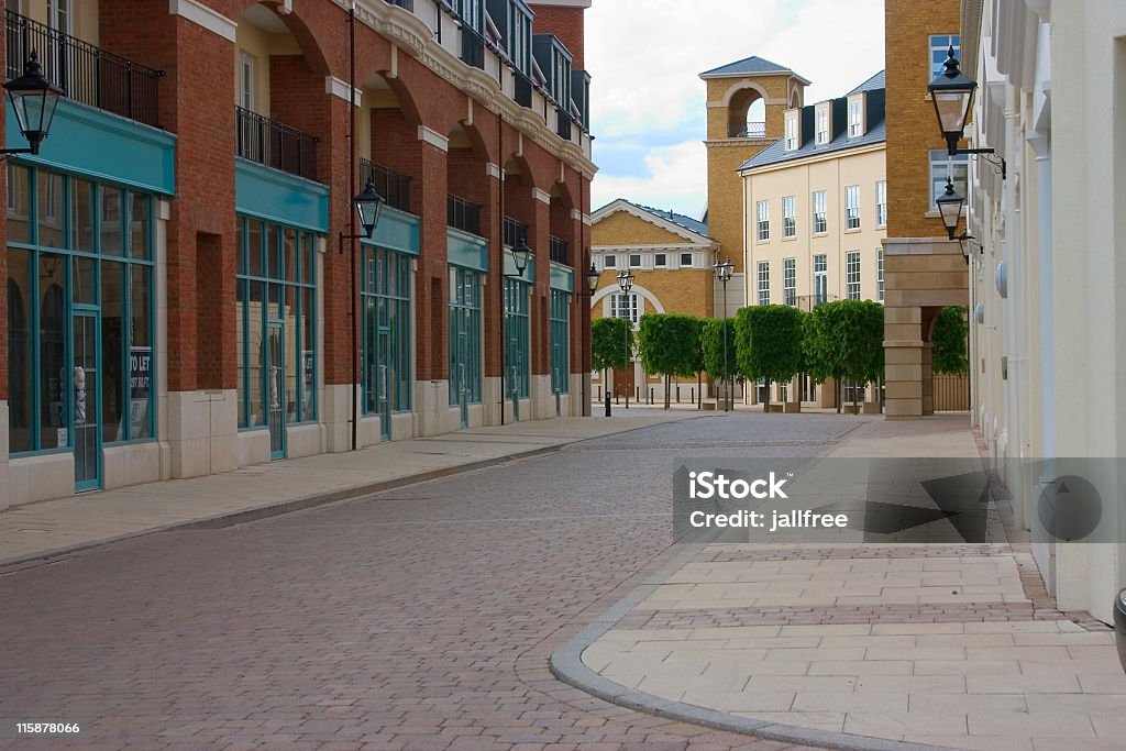 Blick auf die leere Straße von new town in England - Lizenzfrei Einkaufen Stock-Foto