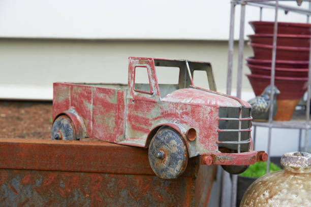 caminhão oxidado do brinquedo do vintage vermelho para a decoração do jardim em uma loja de flor. - pick up truck truck toy figurine - fotografias e filmes do acervo