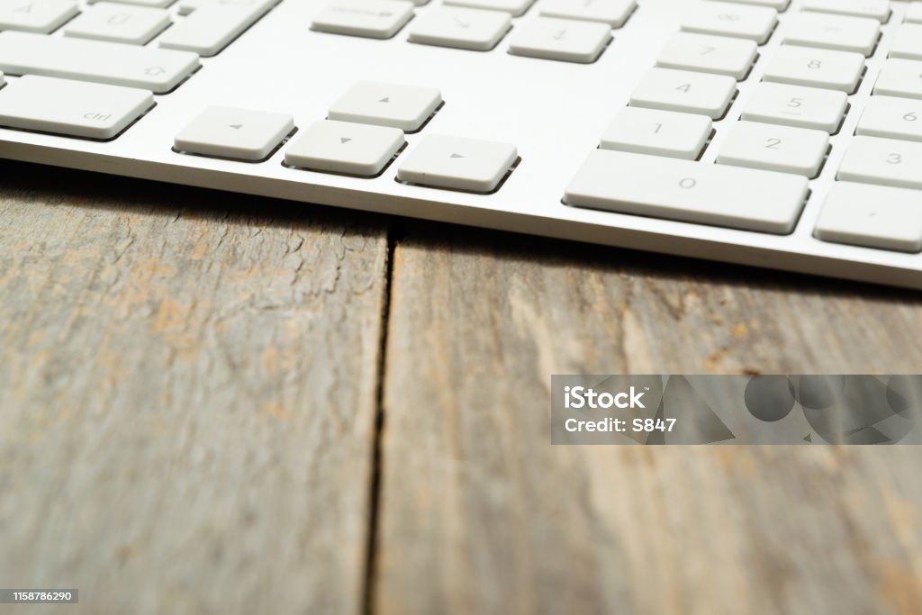 Teclado sobre madera desgastada - Foto de stock de Blanco - Color libre de derechos Teclado sobre madera desgastada - Foto de stock de Blanco - Color libre de derechos