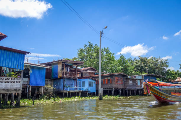 старые дома на хлонг, бангкок, таиланд - thonburi стоковые фото и изображения