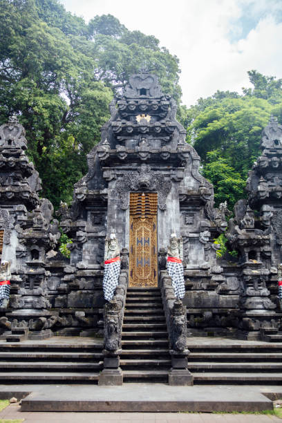 detalle del templo hindú balinés pura goa lawah en indonesia - pura goa lawah fotografías e imágenes de stock