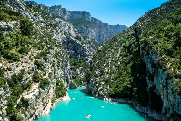 gorges du verdon, garganta bonita nos alpes de provence elevado, france europa - lake mountain range mountain deep - fotografias e filmes do acervo