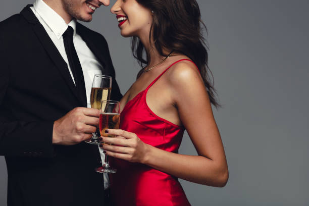 edlherzige paar mit champagner - evening wear stock-fotos und bilder