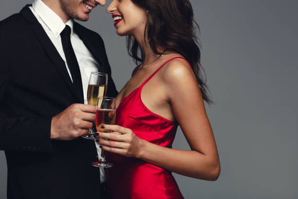 couples chics avec le champagne - evening wear photos et images de collection