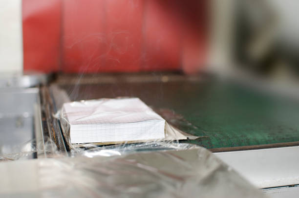 humo de la unidad de envasado de lámina caliente de producción de impresión - laminated plastic printout paper industry fotografías e imágenes de stock
