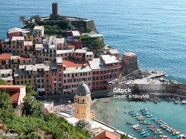 Photo libre de droit de Vernazza À Cinque Terre En Italie banque d'images et plus d'images libres de droit de Chiffre 5 - Chiffre 5, Cap, Château