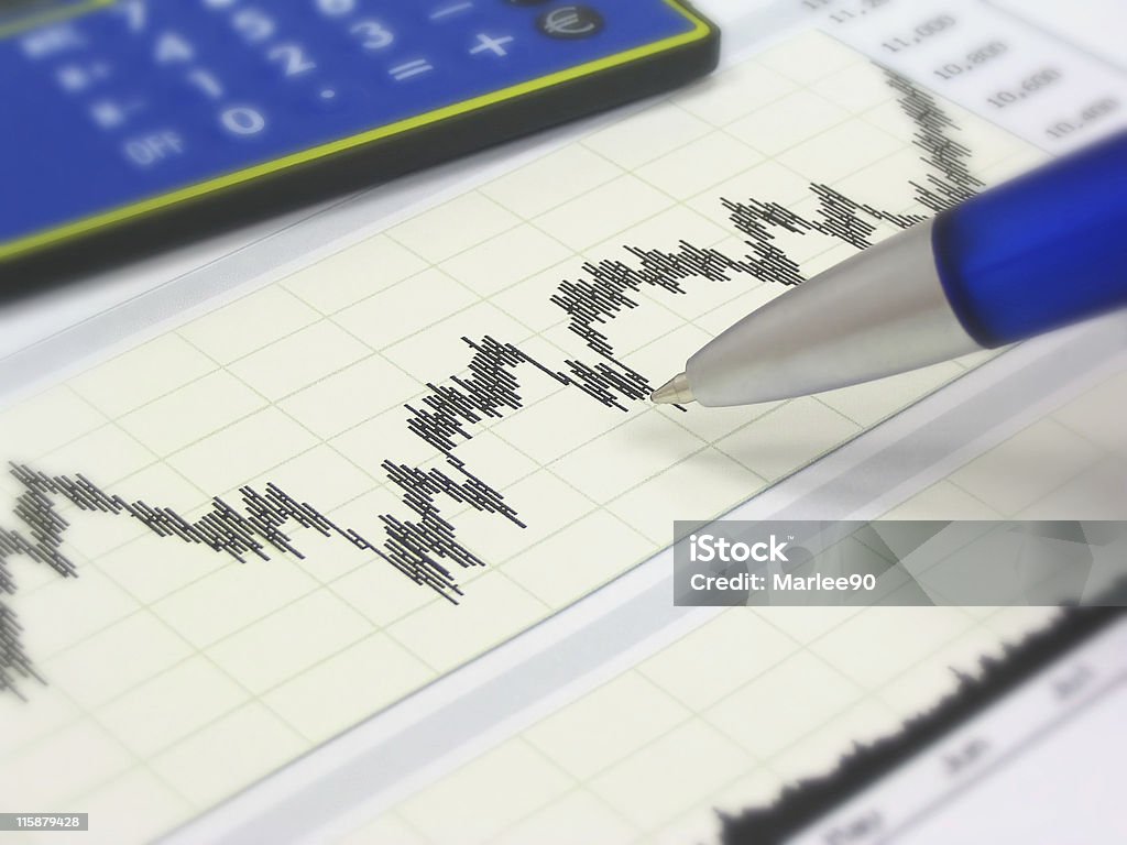 証券チャート、カルキュレーターおよびペン - ウォール街のロイヤリティフリーストックフォト