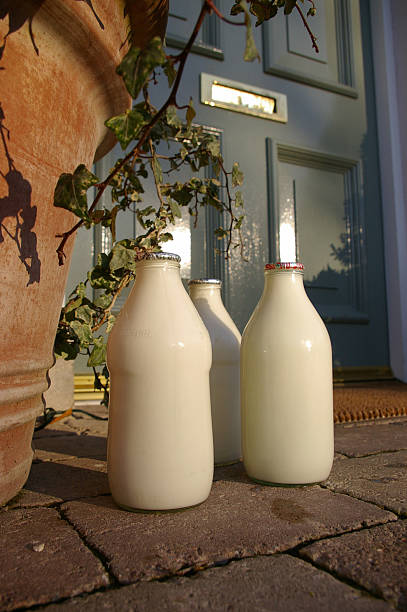 目の配送 - milk bottle bottle milk doorstep ストックフォトと画像