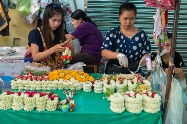 태국 방콕 의 박클롱 탈라트 꽃 시장에서 꽃 상인들이 신선한 꽃 화환을 조립합니다. - real people multi colored red plastic 뉴스 사진 이미지