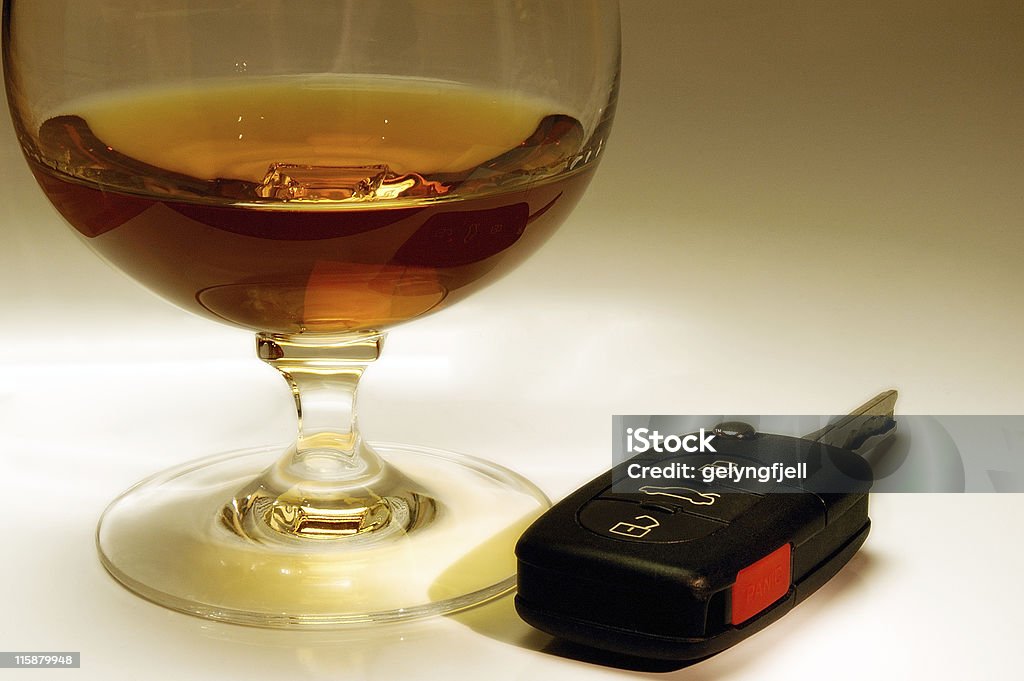 Bebida y en automóvil? - Foto de stock de Bebida alcohólica libre de derechos