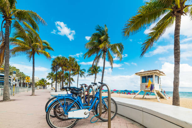 bicicletas estacionadas en el paseo marítimo de fort lauderdale - miami beach fotografías e imágenes de stock