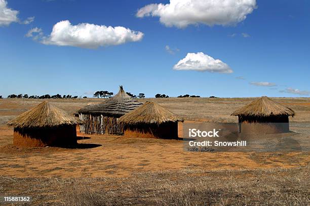 Huts Africano - Fotografias de stock e mais imagens de Aldeia - Aldeia, Ao Ar Livre, Azul