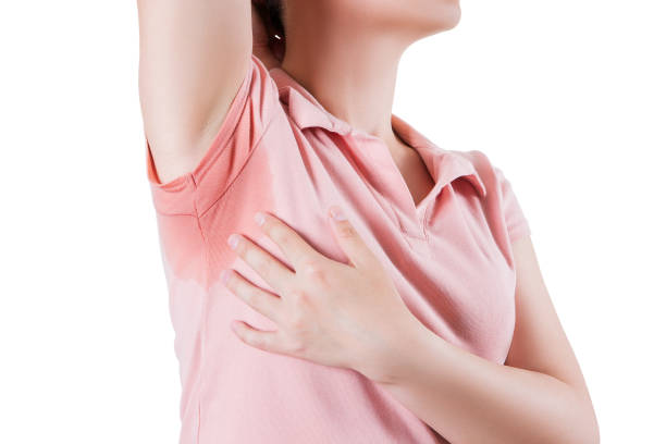 白い背景に孤立した汗の脇の下を持つ女性 - sweat armpit sweat stain shirt ストックフォトと画像