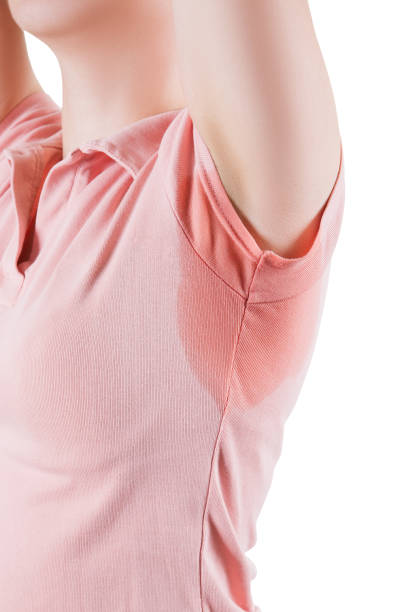 白い背景に孤立した汗の脇の下を持つ女性 - sweat armpit sweat stain shirt ストックフォトと画像