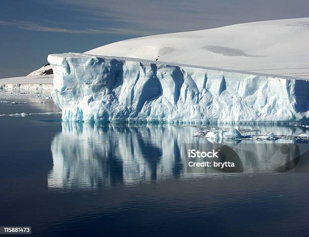 氷山の反射南極半島 - 南極のストックフォトや画像を多数ご用意 - 南極, からっぽ, カラー画像