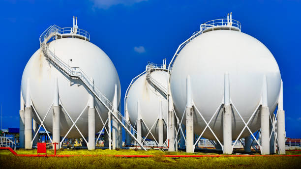 istock Sphere gas tanks in refiney plant 1158815444