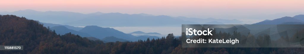 Nuvens sob Smoky picos (57 MP - Foto de stock de Abaixo royalty-free