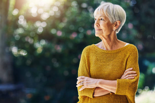 sans souci dans le monde... comment la retraite devrait être - seulement des femmes seniors photos et images de collection