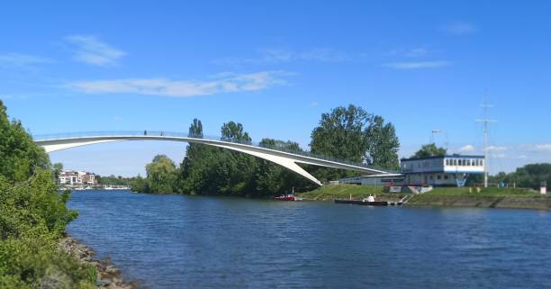 porto de wiesbaden-schierstein, alemanha ponte de dyckerhoff de wiesbaden-schierstein, alemanha - concret - fotografias e filmes do acervo