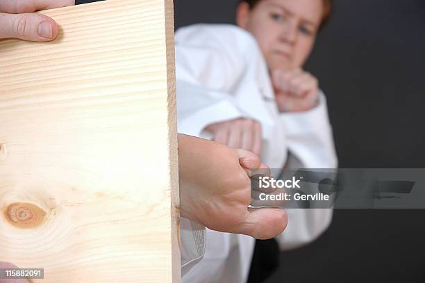 Interruzione Di Legno - Fotografie stock e altre immagini di Karate - Karate, Legno, Rompere