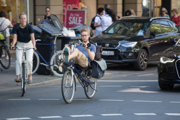 neue urbane mobilitätskonzepte - nachhaltiger lebensstil - liegefahrrad stock-fotos und bilder