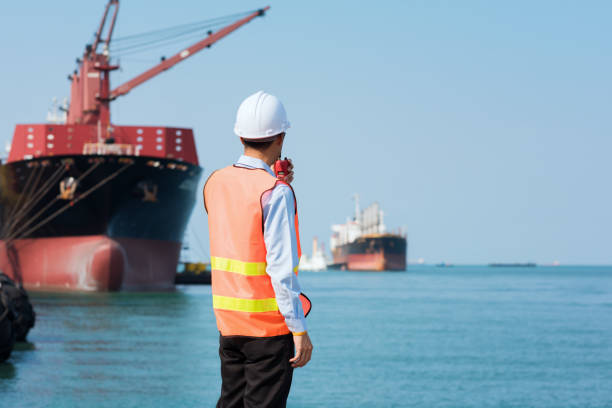 o supervisor mestre do porto é pesquisa e inspeção - industrial ship dock worker engineer harbor - fotografias e filmes do acervo