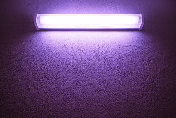 細菌性紫外線ランプは、荒い壁に光ります。 - ハロゲン電球 ストックフォトと画像