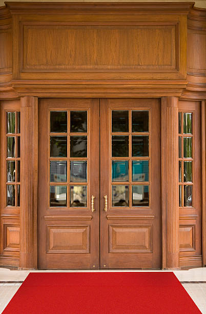 hotel porta - door symmetry wood hotel imagens e fotografias de stock