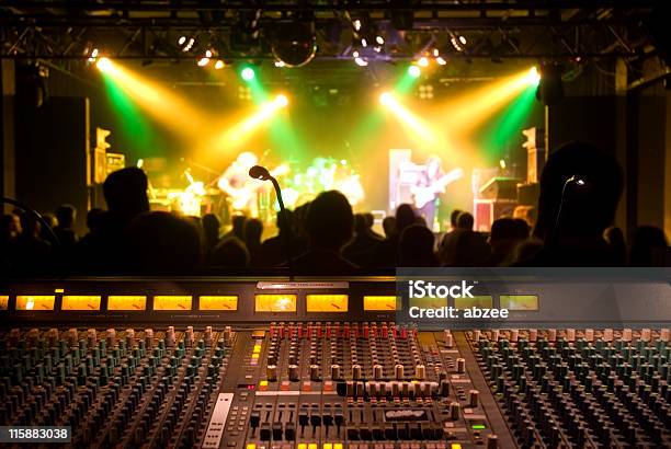 Foto de Front Of House Soundboard Com Banda No Palco De Longa Exposição e mais fotos de stock de Arte, Cultura e Espetáculo