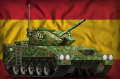 leichte-tank-apc-mit-sommer-tarnung-auf-
