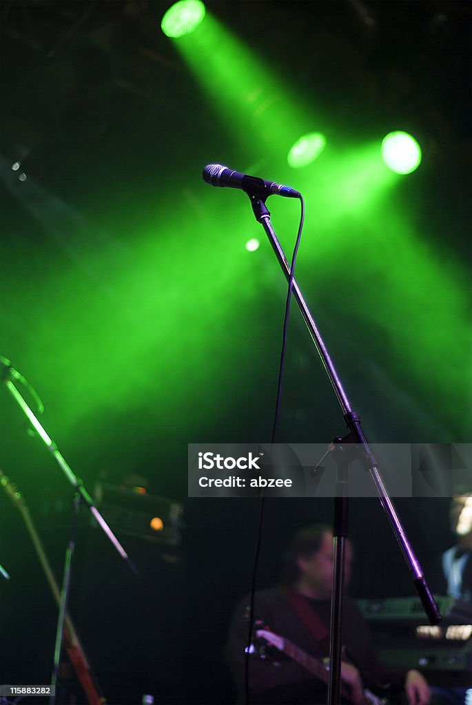 Stojak na mikrofon na scenie Światło zielone - Zbiór zdjęć royalty-free (Bez ludzi)