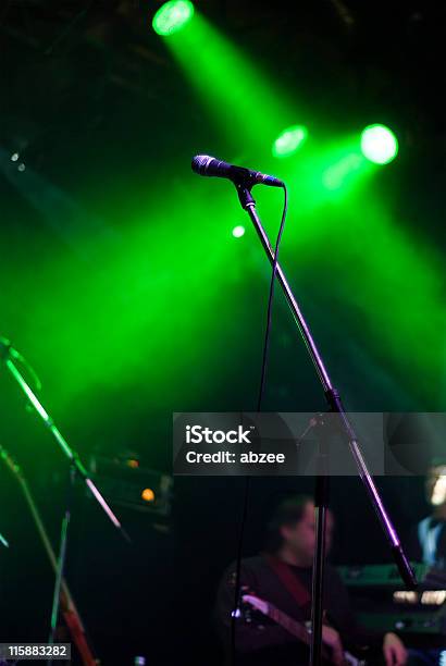 Pedestal De Microfone No Palco Verde Aceso - Fotografias de stock e mais imagens de Arte, Cultura e Espetáculo - Arte, Cultura e Espetáculo, Atuação, Barulho