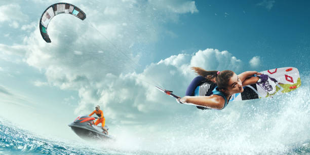 水上スクーターと熱帯の海でカイトサーフィン。 - motorboating jet boat jet boating summer ストックフォトと画像