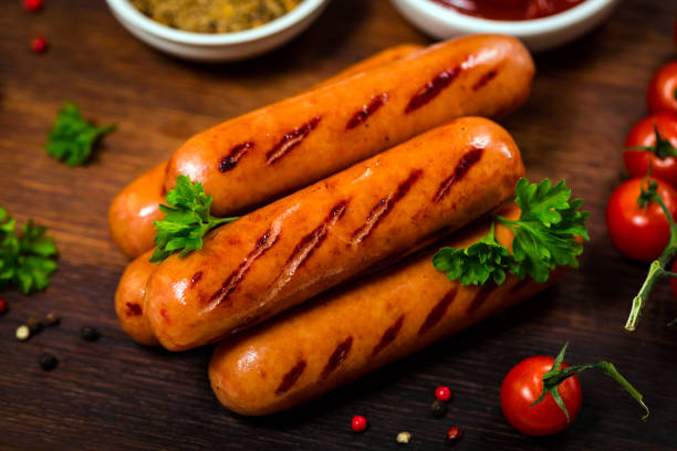 salsicce affumicate alla griglia - sausage knackwurst food bratwurst foto e immagini stock