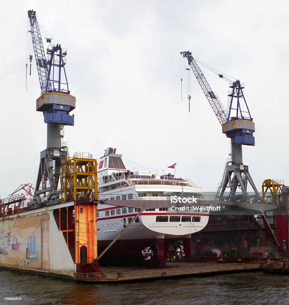 Корабль в Сухой док - Стоковые фото Вертикальный роялти-фри