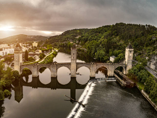 célèbre pont de valentre à cahors france - lot photos et images de collection