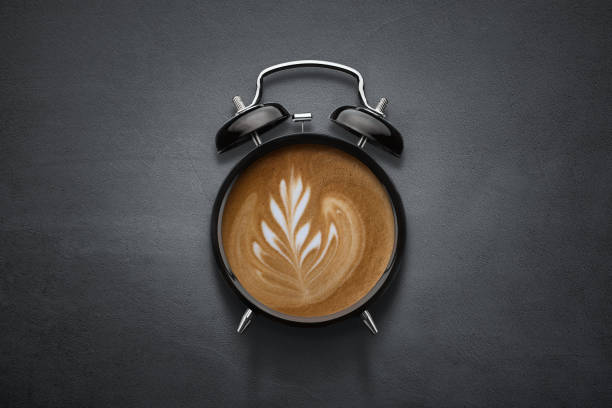 kaffeeuhr auf dunklem hintergrund - coffee time stock-fotos und bilder