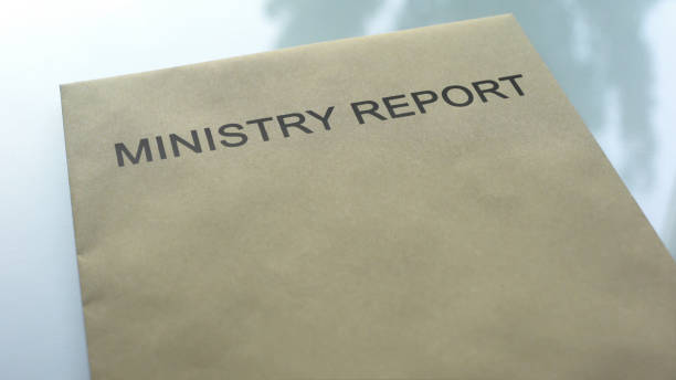 отчет министерства, папка с важными документами, лежащими на столе, крупным планом - notary public audio стоковые фото и изображения